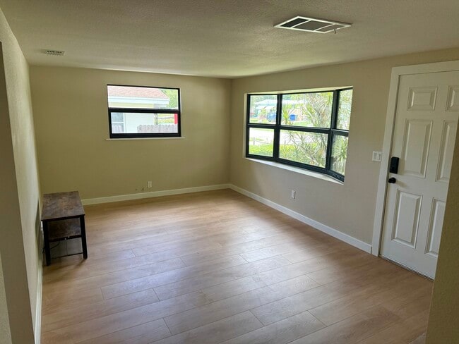 Photo - 985 Cedarwood Ave