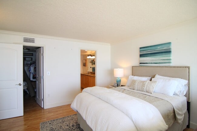 Photo - REEF CONDO DIRECT OCEAN FRONT Unit 605