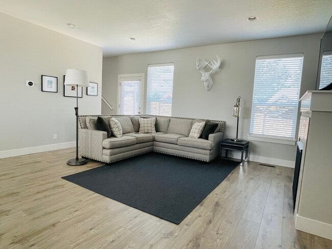 Photo - 5675 Boundary Dr S