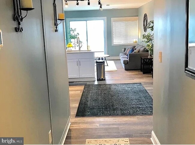 Building Photo - 5230 Breezy Point Rd Unit 202