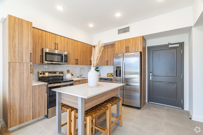 2BR, 2BA.- 1,015SF