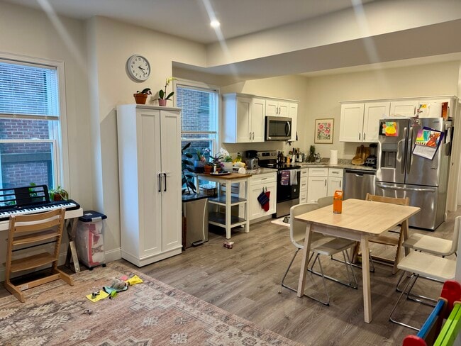 Building Photo - 120 Pitman St Unit 1