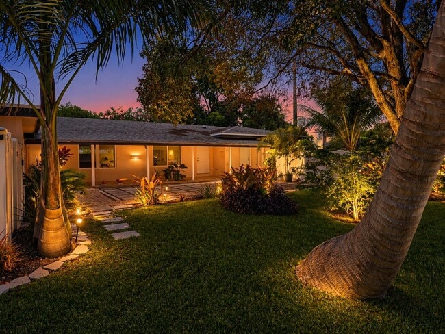 Building Photo - 2016-2018 NE 14th Ct Unit 2018