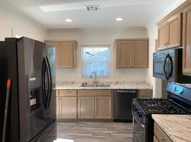 Photo - 613 W 22nd St