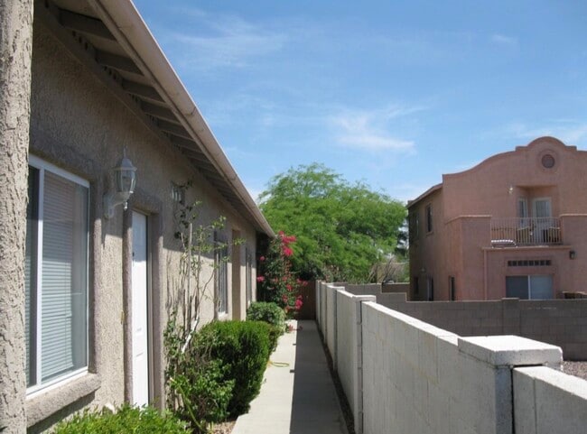 Building Photo - 930 E Adelaide Dr Unit 1
