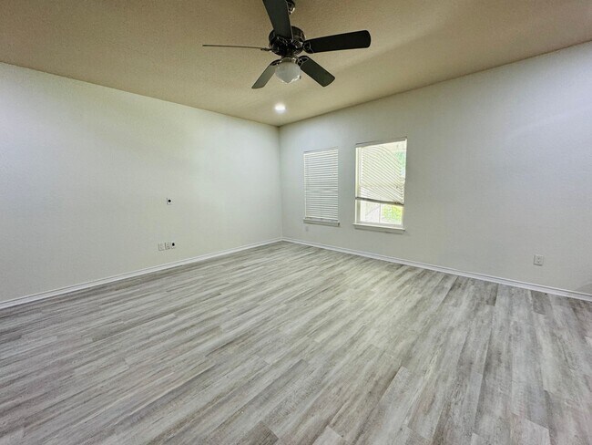Photo - * MOVE IN SUMMER 2028 * 6 Bed 4 Bath Home, Short Walk to TCU, FREE Housekeeping