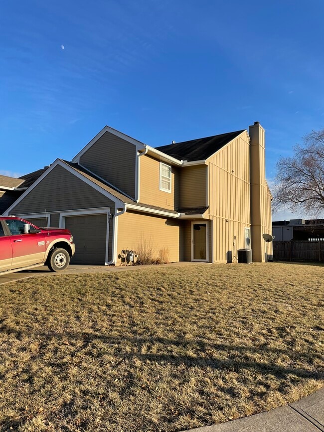 Building Photo - 5617-5623 NW 66th Terrace