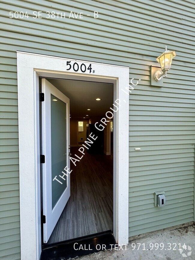 Building Photo - Updated 2 Bedroom near Reed College Unit B Rental