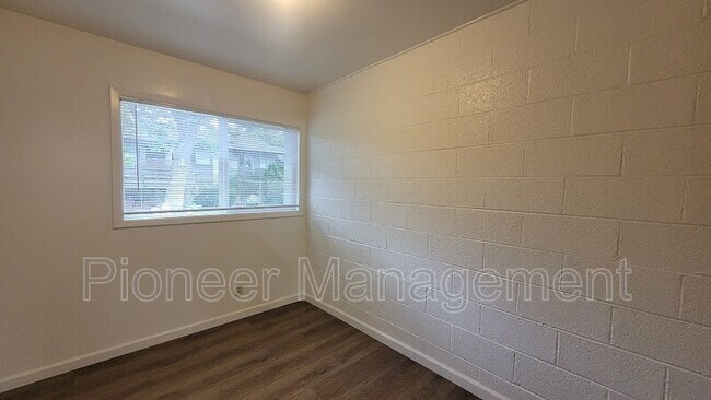 Photo - 815 NE Alameda Ave