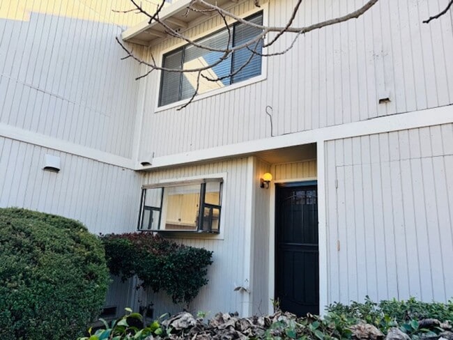 Building Photo - 2 BR 1.5 BA townhome in Walnut Creek-move-in ready!