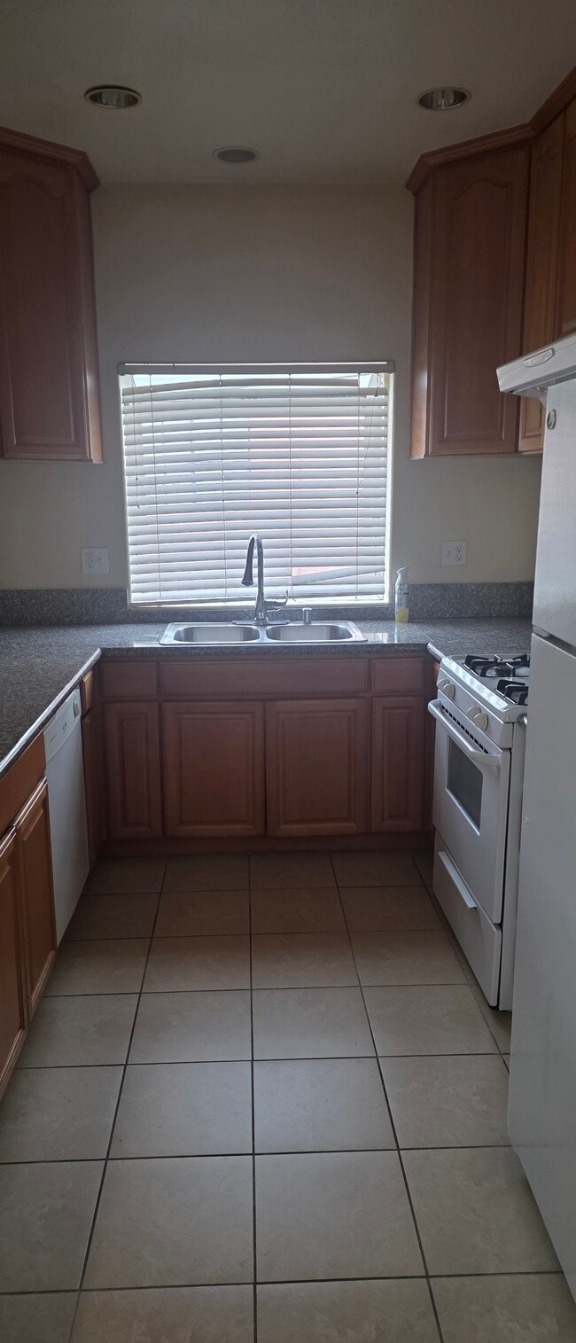 Kitchen - 404 La France Ave Unit B