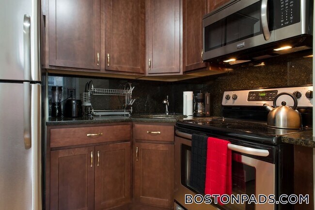 Building Photo - 244 Kelton St