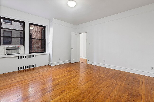 209 W 104th St
