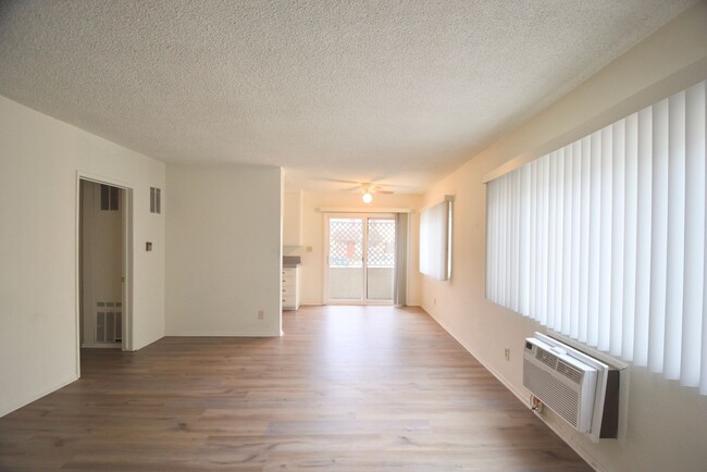 Photo - 10843 Kling St Unidad 01