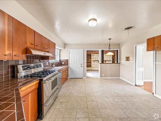 Building Photo - Charming 3-Bedroom Home with Spacious Livi...