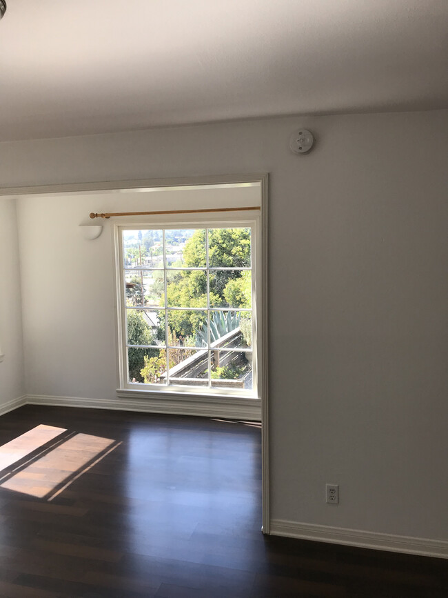 Giant picture window with great views in sleeping alcove - 2966 Hyperion Ave Apartments Unit 2966