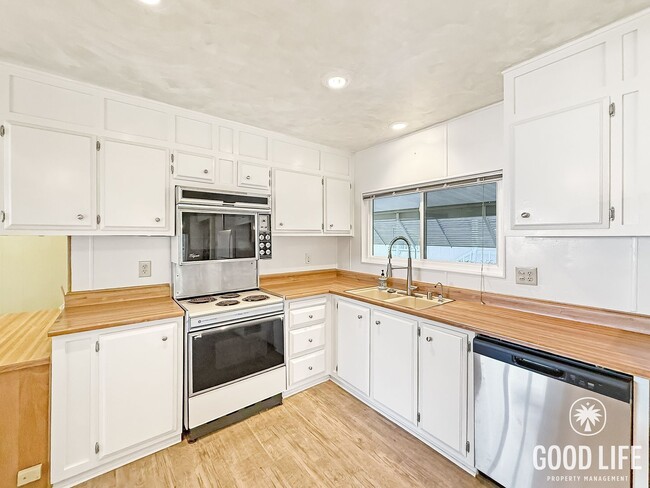 Photo - Beautiful 2B 2BA Home w/ AC, Parking, W/D, and Community Amenities!