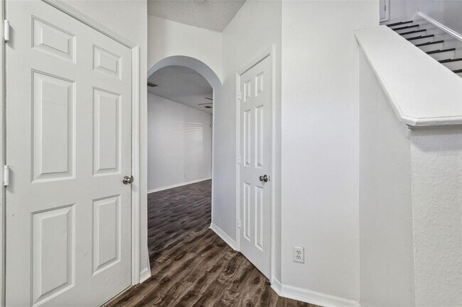 Photo - 655 Vallance Way NE
