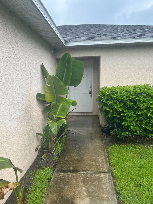 Photo - 4756-4758 28 ST SW Unit 4756 28 th ST SW