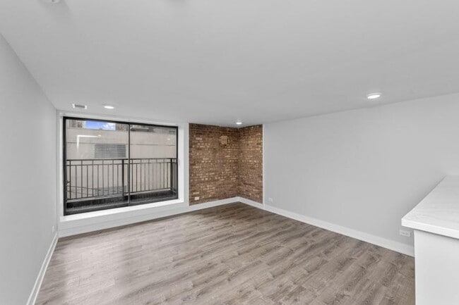 Building Photo - 2 bedroom in Chicago IL 60610 Unit D2