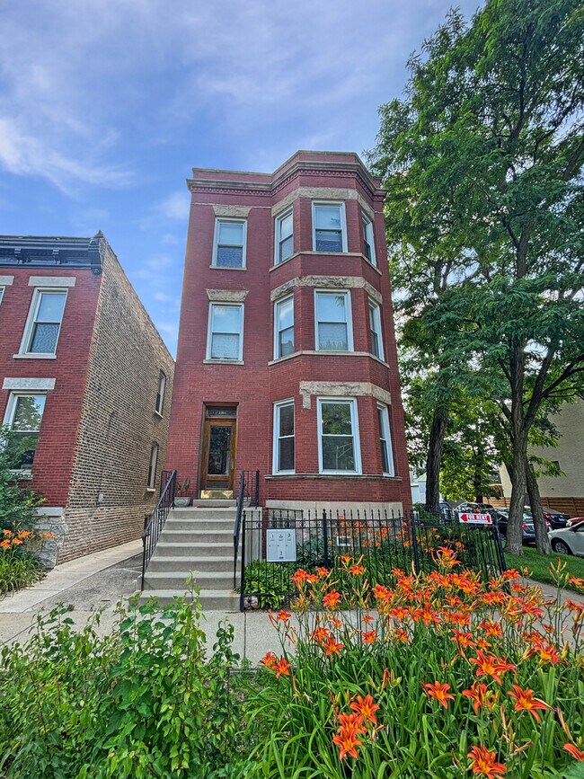 Photo - 2501 N Artesian Ave Townhome