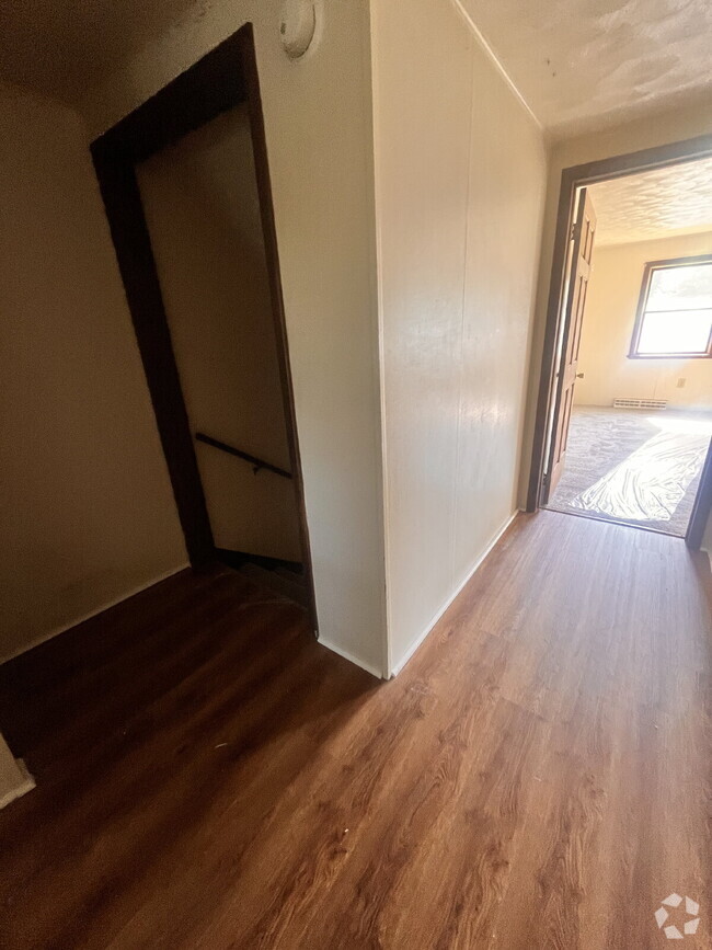 Building Photo - 2 Bedroom Townhouse Available!!