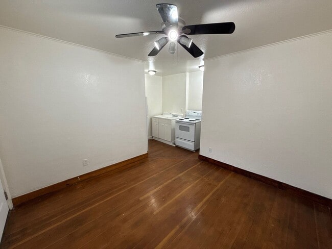 Photo - 633 Thompson Ave NE