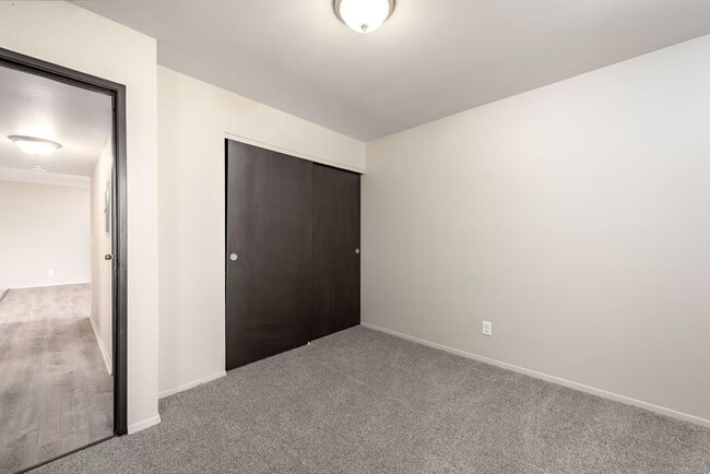 Photo - Everett Apartments - 115-08