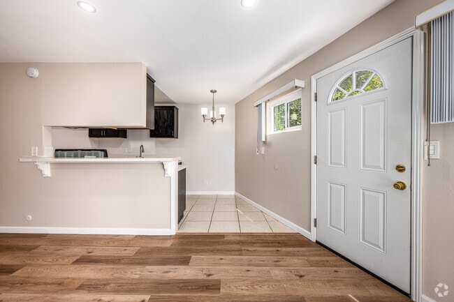 2BR, 2BA - 900SF - Dining Room - 2841 Montrose Ave