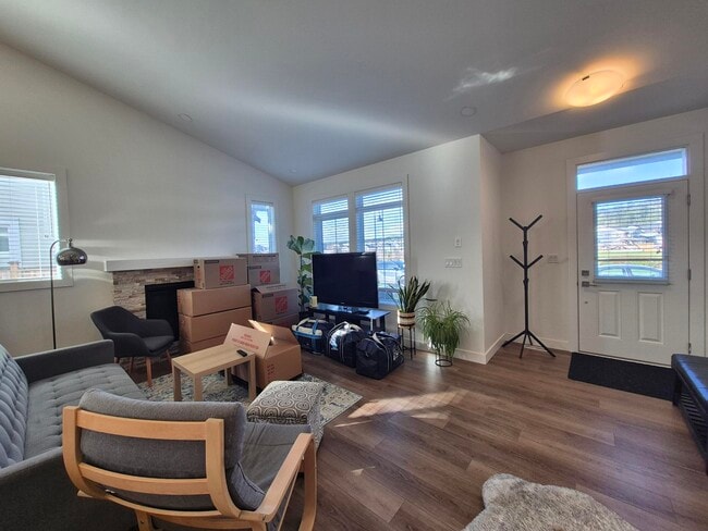 Photo - 3334 Trumpeter St