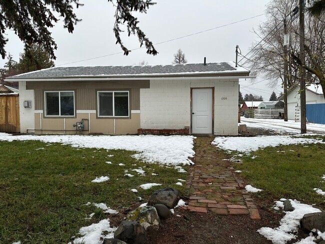 Building Photo - Cozy 2-Bedroom Home with Pet-Friendly Living