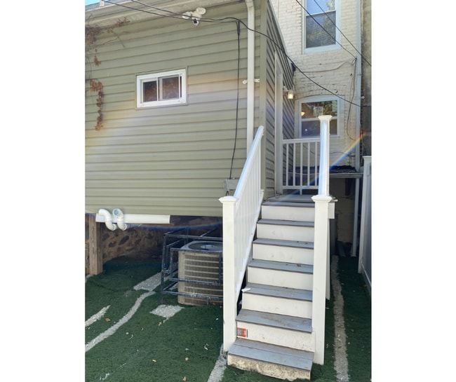 Photo - 627 Denison St Unit 3 Available Priv. Bath $750