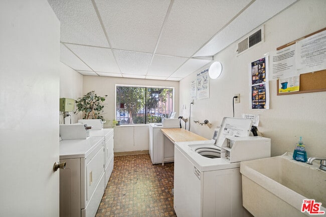 Photo - 1519 N Martel Ave Unidad 211