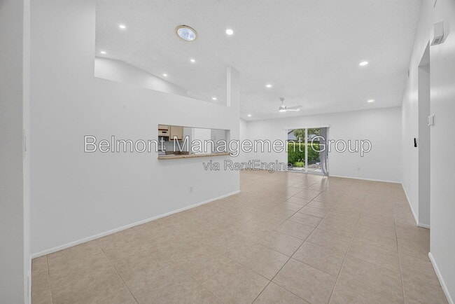 Photo - 102 Edgewater Cir