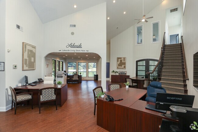 Oficina de arrendamiento - Lakeside Apartments