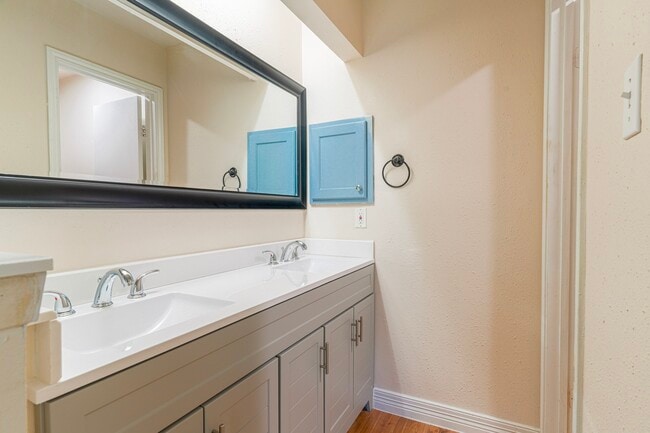 Building Photo - 22018 Kenlake Dr