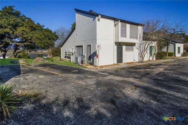 Building Photo - 1101 Parkview Dr Unit B15