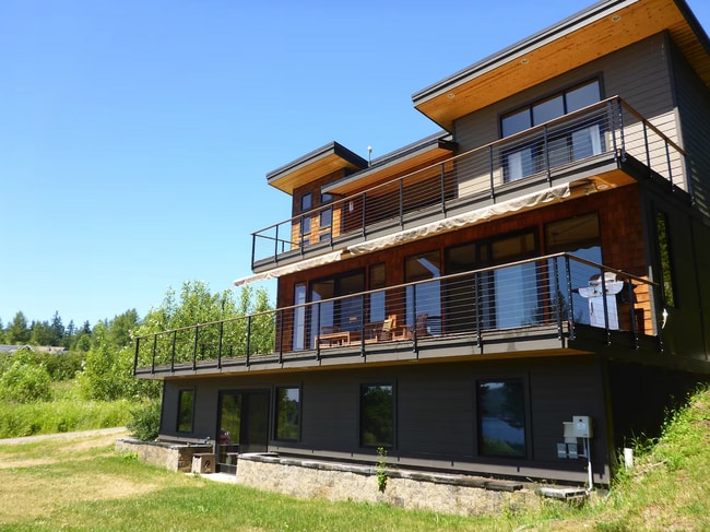 Building Photo - Spacious 3-Bedroom Haven with 2.5 Baths on... Rental