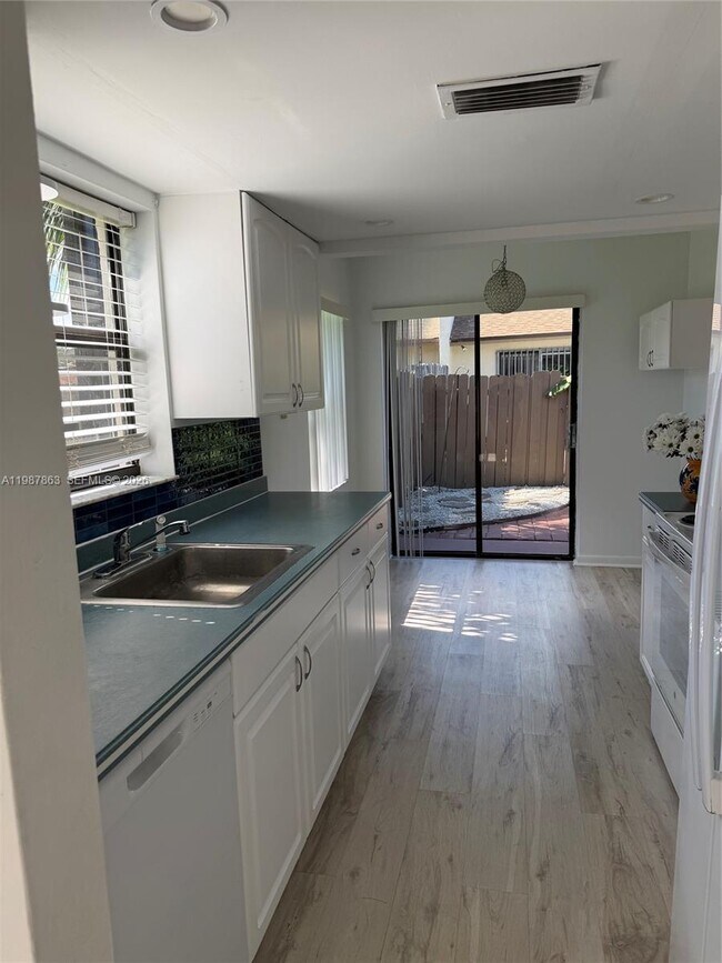 Photo - 1419 Yellowthroat St