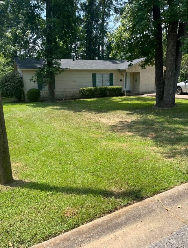 Building Photo - 1504 E Lantrip St Rental
