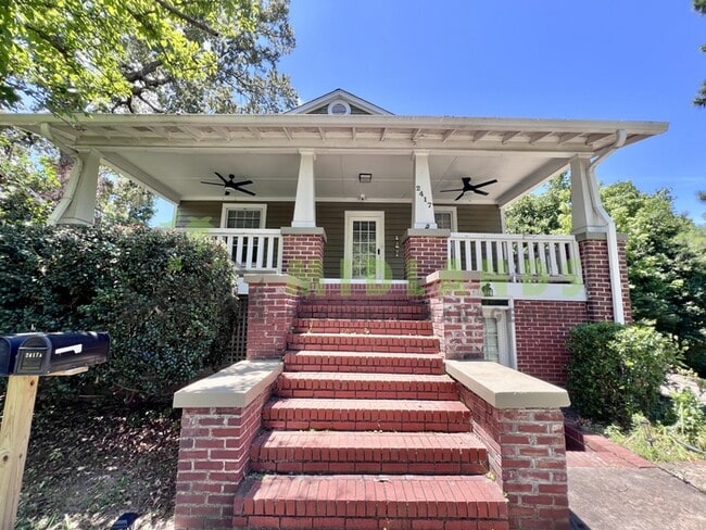 Photo - 2417B Clark Street