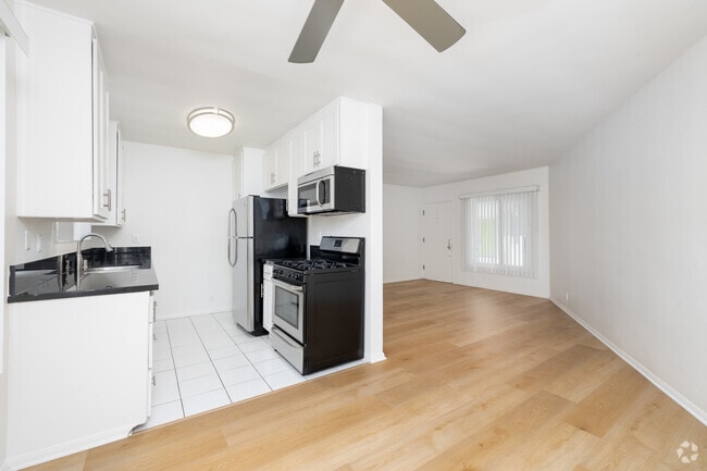 2BD, 1BA - 825SF - Dining Room