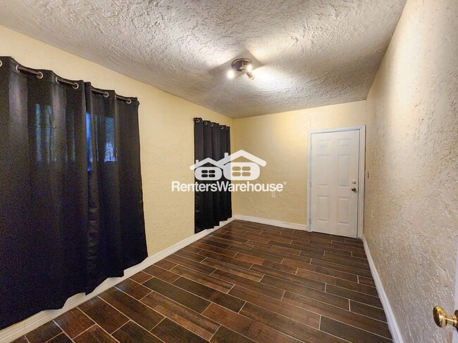 Photo - 2222 Hogg St