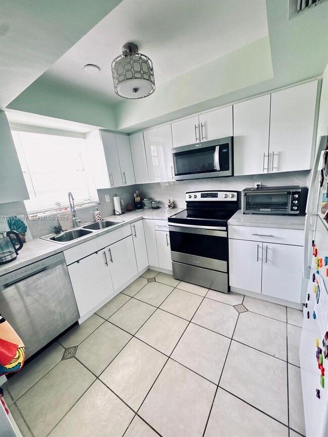 Building Photo - 1350 NE 119th St Unit 135021