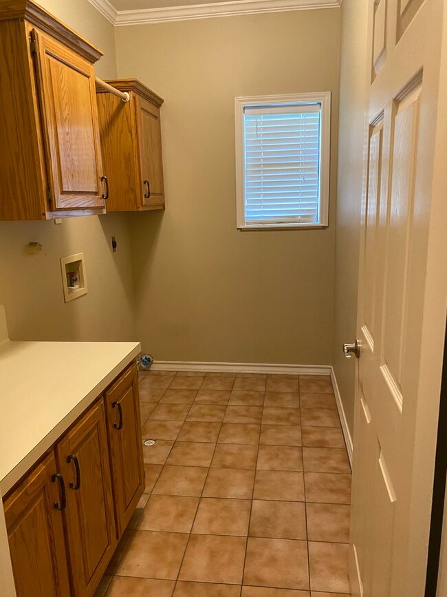 Photo - [3/2/3 READY FOR LEASE]