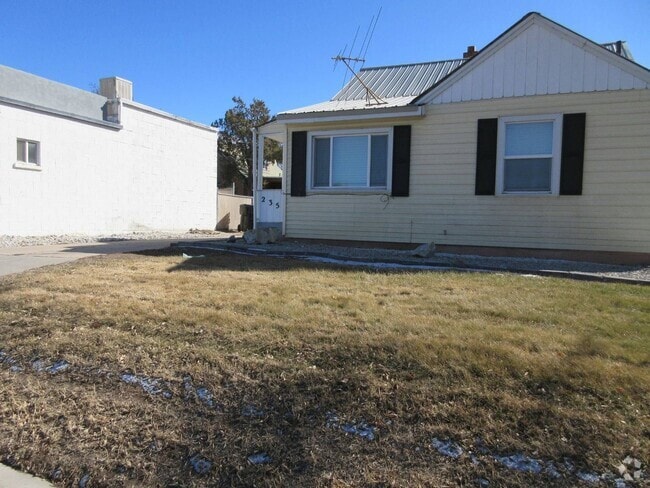 Building Photo - 2 bedroom, 1 bathroom Single Family Home