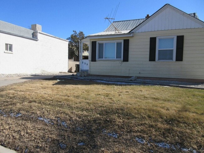 2 bedroom, 1 bathroom Single Family Home - 2 bedroom, 1 bathroom Single Family Home