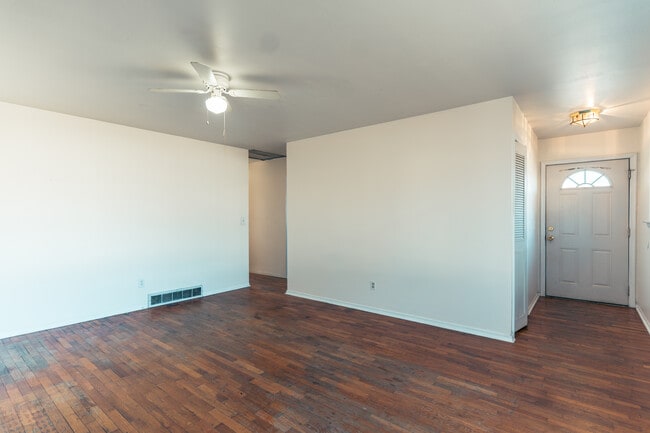 Photo - 1490 Brady Ave