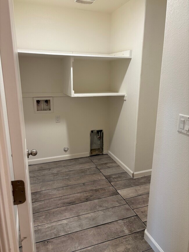 Laundry - 319 Las Palmas St