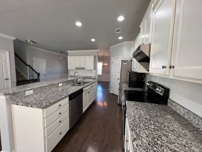 Photo - 4 Bedroom 3 Bath - Gorgeous Backyard in Le...